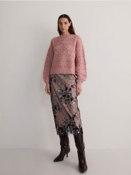 Sweter z ażurowym splotem - brudny róż. Czerwone swetry klasyczne damskie Reserved, l, z dzianiny, bez kołnierzyka. W wyprzedaży za 49.99 zł.