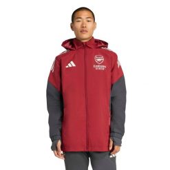 Kurtka dresowa zewnętrzna Arsenal 2025/26. Czerwone kurtki męskie Adidas, bez wzorów, z dresówki, sportowe, bez kaptura. W wyprzedaży za 385.50 zł.