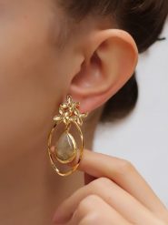 L'Atelier de Gaia Pozłacane kolczyki-wkrętki z rutylem rozmiar: onesize. Szare kolczyki damskie L'Atelier de Gaia, pozłacane. Za 56.99 zł.