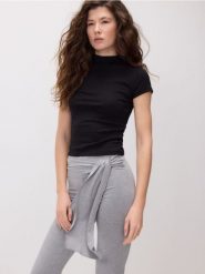 T-shirt ze stójką - czarny. Czarne t-shirty damskie Reserved, l, bez wzorów, z bawełny, bez kołnierzyka. Za 45.99 zł.