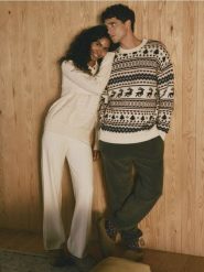 Polarowe spodnie regular - oliwkowy. Zielone spodnie materiałowe męskie Reserved, bez wzorów, z dzianiny. Za 129.99 zł.