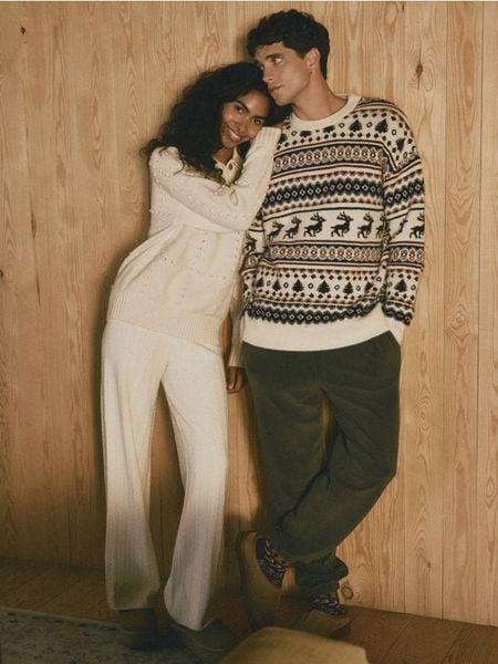 Polarowe spodnie regular - oliwkowy. Zielone spodnie materiałowe męskie Reserved, bez wzorów, z dzianiny. Za 129.99 zł.