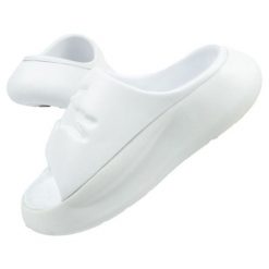 Klapki Lacoste Serve Slide W 0421G białe. Białe klapki damskie bez wzorów, z syntetyku, bez obcasa. Za 365.58 zł.