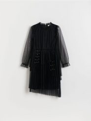 Tiulowa sukienka z perełkami - czarny. Czarne sukienki dziewczęce Reserved, bez wzorów, z dzianiny, bez ramiączek. W wyprzedaży za 39.99 zł.