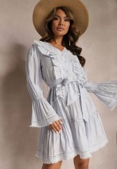 Niebieska Mini Sukienka o Rozkloszowanym Kroju z Falbankami i Materiałowym Paskiem w Talii Fiorfa. Niebieskie sukienki damskie Renee, na lato, m, bez wzorów, z materiału, eleganckie, bez kołnierzyka, bez ramiączek, mini, rozkloszowane. W wyprzedaży za 132.99 zł.