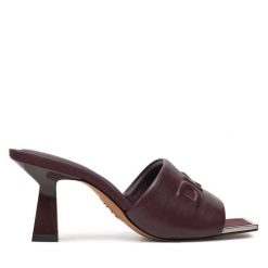 Klapki DKNY. Czerwone klapki damskie DKNY, bez wzorów, bez obcasa. Za 699.99 zł.
