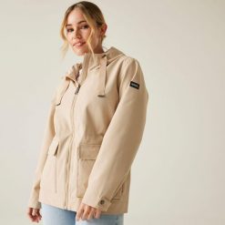 Kurtka turystyczna przeciwdeszczowa damska Otilie wodoodporna. Białe kurtki damskie Regatta, bez wzorów, z tkaniny, bez kaptura. W wyprzedaży za 294.10 zł.