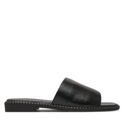 Klapki Lasocki. Czarne klapki damskie Lasocki, bez wzorów, bez obcasa. Za 139.99 zł.