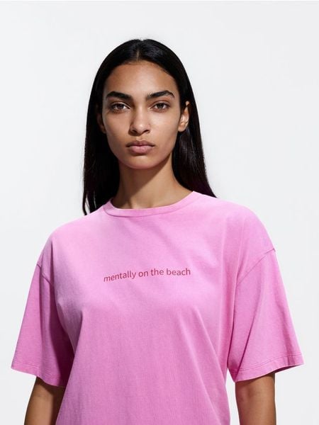 Bawełniany t-shirt z napisem - różowy. Czerwone t-shirty damskie Reserved, l, bez wzorów, z bawełny, bez kołnierzyka. Za 59.99 zł.