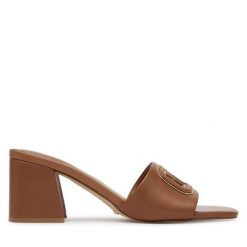 Klapki Guess. Brązowe klapki damskie Guess, z aplikacjami, bez obcasa. Za 449.99 zł.