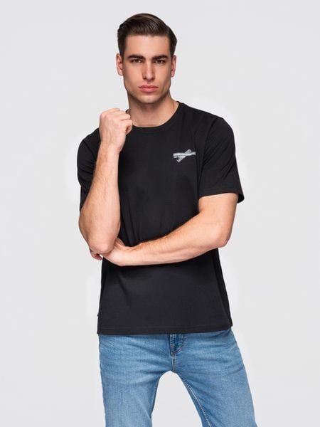 Męski t-shirt z niewielkim nadrukiem na klatce piersiowej - czarny V2 - Rozmiar: M. Czarne t-shirty męskie Ombre Clothing, m, bez wzorów, z bawełny, bez kołnierzyka. W wyprzedaży za 45.50 zł.