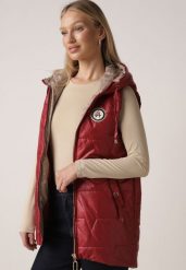 Czerwona Pikowana Kamizelka o Długim Kroju z Nieodpinanym Kapturem i Aplikacją Koretes. Czerwone kamizelki damskie Born2be, l, z poliesteru, długie. Za 139.99 zł.