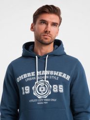 Męska bluza kangurka z kapturem i nadrukiem w stylu college – granatowa V2 OM-SSPS-0143 - XXL. Niebieskie bluzy z kapturem męskie Ombre Clothing, l, z bawełny. W wyprzedaży za 99.99 zł.