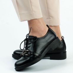Czarne półbuty damskie S.Barski 323 Pu. Czarne półbuty damskie S.BARSKI, bez wzorów, ze skóry, bez obcasa, na obcasie. Za 149.00 zł.