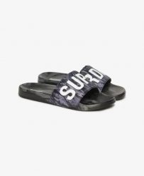 Superdry Camo Pool Sliders - klapki z wyściełanym paskiem – Dark Grey Tiger Camo. Szare klapki damskie Superdry., z nylonu. Za 174.20 zł.