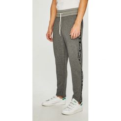 G-Star Raw - Spodnie. Szare spodnie materiałowe męskie G-Star Raw, bez wzorów, z bawełny, casualowe. W wyprzedaży za 219.90 zł.