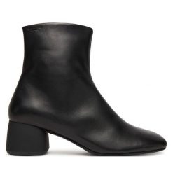 Botki Vagabond Shoemakers. Czarne botki damskie Vagabond Shoemakers, bez obcasa, na słupku, bez zapięcia. Za 599.99 zł.