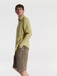 Jeansowe szorty regular fit - brązowy. Brązowe szorty męskie Reserved, z denimu, bez kołnierzyka. W wyprzedaży za 79.99 zł.