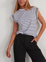 Milan Kiss Koszulka w kolorze biało-czarnym rozmiar: L. Białe bluzki damskie Milan Kiss, l, bez wzorów, bez kołnierzyka, bez ramiączek. Za 104.99 zł.