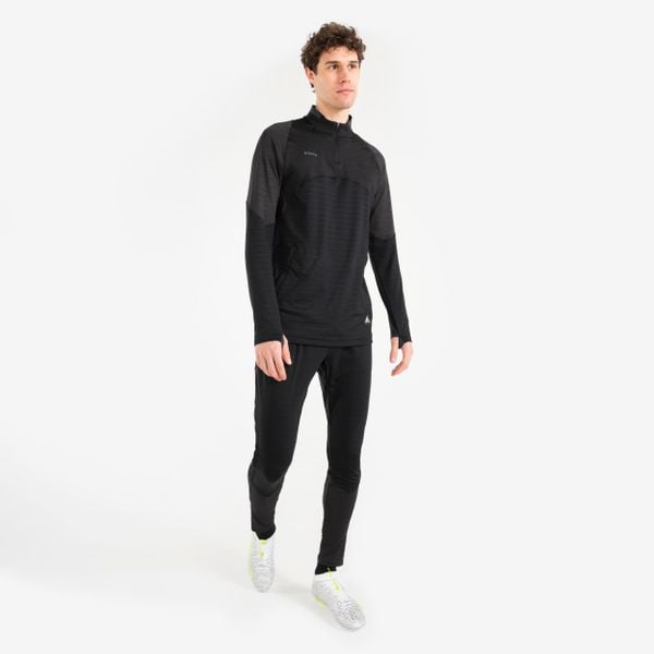 Spodnie piłkarskie Kipsta CLR. Czarne spodnie materiałowe męskie KIPSTA, bez wzorów, z materiału, sportowe. Za 89.99 zł.