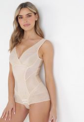 Beżowe Modelujące Body z Kopertowym Dekoltem Yatis. Brązowe body damskie Born2be, bez wzorów, z koronki. Za 74.99 zł.