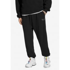 Spodnie dresowe męskie Prosto Football. Czarne spodnie dresowe męskie Prosto., bez wzorów, z dresówki. W wyprzedaży za 193.99 zł.