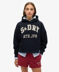 Bluza z kapturem Ath Ess Appliq Relaxed. Niebieskie bluzy z nadrukiem damskie Superdry., m, z bawełny. Za 326.20 zł.