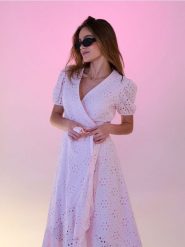 Bawełniana ażurowa sukienka midi z falbaną i wiązaniem - różowy. Czerwone sukienki damskie Sinsay, l, w ażurowe wzory, z bawełny, bez kołnierzyka, bez ramiączek, midi. Za 79.99 zł.