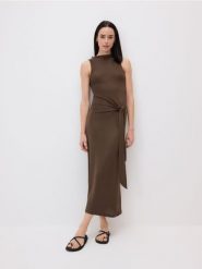 Sukienka z wiązaniem - brązowy. Brązowe sukienki damskie Reserved, l, bez wzorów, z dzianiny, bez kołnierzyka, bez ramiączek, dopasowane. Za 129.99 zł.