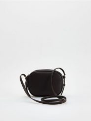 Torebka crossbody - ciemnobrązowy. Brązowe torebki klasyczne damskie Reserved, bez wzorów, ze skóry, bez dodatków. W wyprzedaży za 59.99 zł.