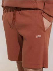 Szorty slim fit - czerwony. Czerwone szorty męskie Sinsay, bez kołnierzyka. W wyprzedaży za 33.99 zł.