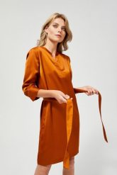 Sukienka z wiązaniem. Brązowe sukienki damskie MOODO, na co dzień, xs, bez wzorów, z poliesteru, eleganckie, bez kołnierzyka, bez ramiączek, szmizjerki. W wyprzedaży za 29.99 zł.