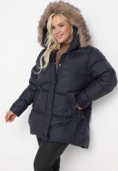 Granatowa Kurtka z Kapturem i Sztucznym Futerkiem Tsani. Niebieskie kurtki damskie Born2be, na zimę, plus size, z aplikacjami, z jeansu, z kapturem. Za 189.99 zł.