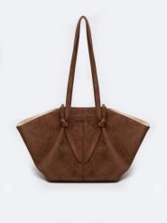 Torebka damska ze skóry naturalnej zamszowej brązowa Jassmine 804. Brązowe torebki klasyczne damskie Big Star, bez wzorów, ze skóry, zamszowe, bez dodatków. Za 499.99 zł.