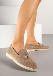 Ciemnobeżowe Mokasyny z Ekozamszu Zdobione Metaliczną Zawieszką Ralselia. Brązowe mokasyny damskie Renee. Za 79.99 zł.