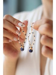 Pierres delicates Pozłacane kolczyki z szafirami rozmiar: onesize. Niebieskie kolczyki damskie Pierres delicates, z perłą, pozłacane, z zapięciem typu bigiel. Za 113.36 zł.