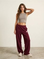 Spodnie dresowe wide leg z naszywką - bordowy. Czerwone spodnie sportowe damskie Sinsay, l, z dresówki. Za 39.99 zł.