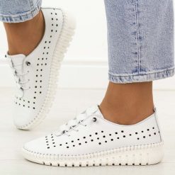 Białe ażurowe skórzane półbuty damskie T.Sokolski 4001. Białe półbuty damskie Sokolski, w ażurowe wzory, z jeansu, klasyczne, z okrągłym noskiem, bez obcasa, na płaskiej podeszwie. Za 259.00 zł.