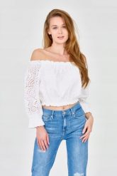 GUESS Damski biały crop top. Białe topy damskie Guess, s, z aplikacjami, z bawełny, bez kołnierzyka. W wyprzedaży za 372.99 zł.