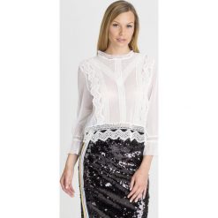 BLUZKA ZELDA GUESS. Białe bluzki damskie Guess, l, z aplikacjami, z koronki, bez kołnierzyka, bez ramiączek. Za 199.50 zł.