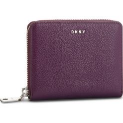 Duży Portfel Damski DKNY - Sm Zip Around R831A656 Brinjal B7J. Fioletowe portfele damskie DKNY, bez wzorów, ze skóry. W wyprzedaży za 339.00 zł.