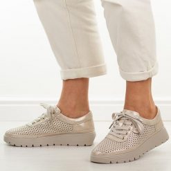 Złote ażurowe skórzane półbuty damskie Vinceza 79629. Żółte półbuty damskie VINCEZA, z aplikacjami, z jeansu, eleganckie, z okrągłym noskiem, bez obcasa. Za 239.00 zł.