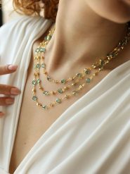 L'Atelier de Gaia Pozłacany naszyjnik z kryształami - dł. 48 cm rozmiar: onesize. Niebieskie naszyjniki damskie L'Atelier de Gaia, pozłacane. Za 63.95 zł.