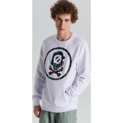 Bluza z logo Progress - Biały. Białe bluzy bez kaptura męskie Cropp, m. W wyprzedaży za 29.99 zł.