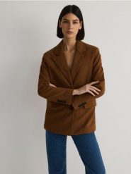 Marynarka oversize z imitacji zamszu - miedziany. Brązowe marynarki i żakiety damskie Reserved, l, bez wzorów. W wyprzedaży za 99.99 zł.