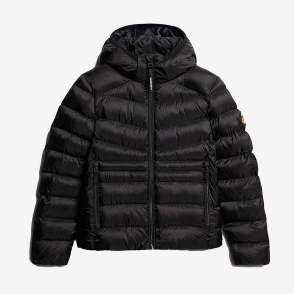 Damska ocieplana kurtka puchowa Superdry Fuji Quilt. Czarne kurtki damskie Superdry., bez wzorów, z puchu, bez kaptura. W wyprzedaży za 479.00 zł.