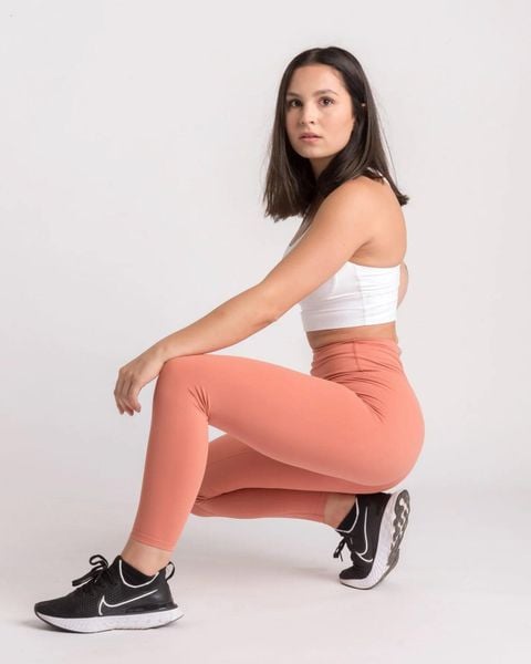 Damskie legginsy 7/8 na jogę i pilates, bez przedniego szwu – łososiowy. Czerwone legginsy sportowe damskie AESTHETIC WOLF, s, bez wzorów, z dzianiny, z podwyższonym stanem, na fitness i siłownię. Za 149.99 zł.