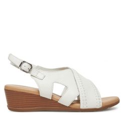 Sandały Lasocki. Białe sandały damskie Lasocki, bez wzorów, bez obcasa, na koturnie. Za 135.99 zł.