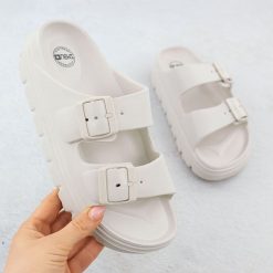 Klapki basenowe plażowe na platformie z klamrami beżowe NEWS 5610. Brązowe klapki damskie NEWS, bez wzorów, z materiału, bez obcasa, na platformie. Za 59.99 zł.
