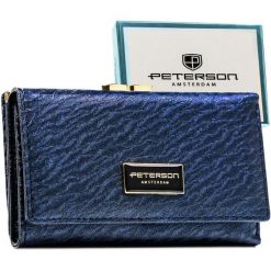 Niebieski portfel damski zamykany na zatrzask i bigiel - Peterson. Niebieskie portfele damskie Peterson, bez wzorów, ze skóry ekologicznej. Za 79.99 zł.